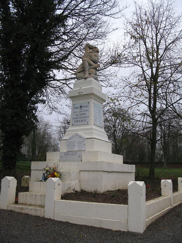 Le monument aux morts de Fins, dans le département de la Somme.