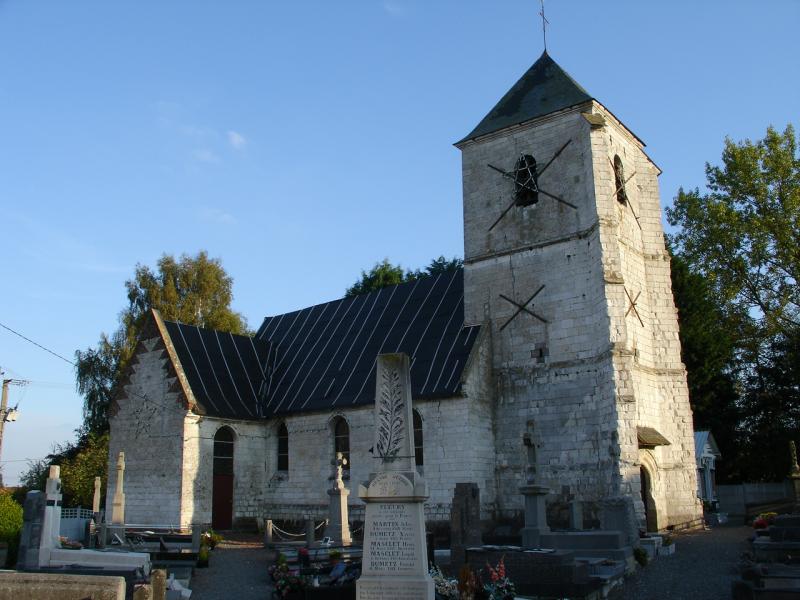  Le monument aux morts devant l'église à  Fleury, dans le département du Pas-de-Calais.
