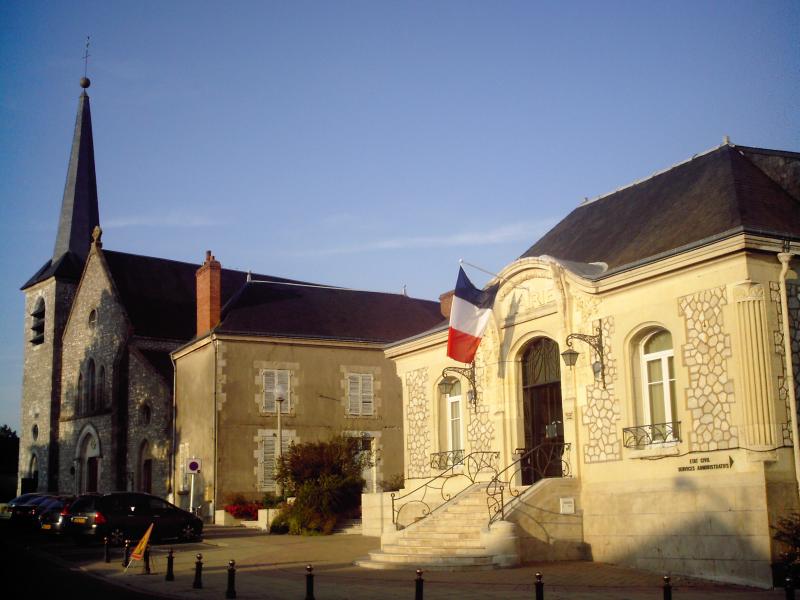  La mairie et l'église.