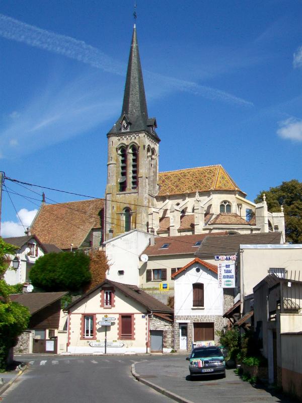 L'église Saint-Aquilin de Fontenay-en-Parisis, façade sud, depuis la rue Maître Renault.