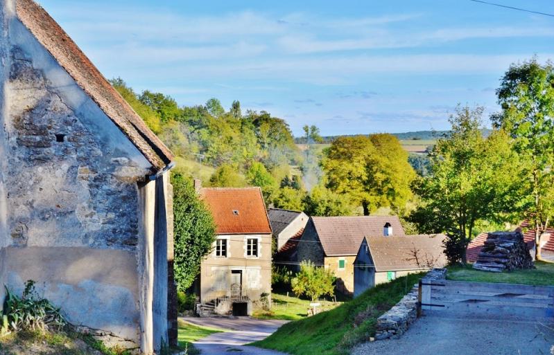  Le bourg, rue de l'Église à Fontenay-près-Vézelay, dans le département de l'Yonne.