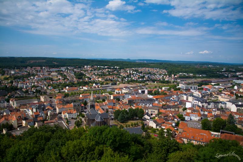 La commune française de Forbach vue depuis le Château du Schlossberg