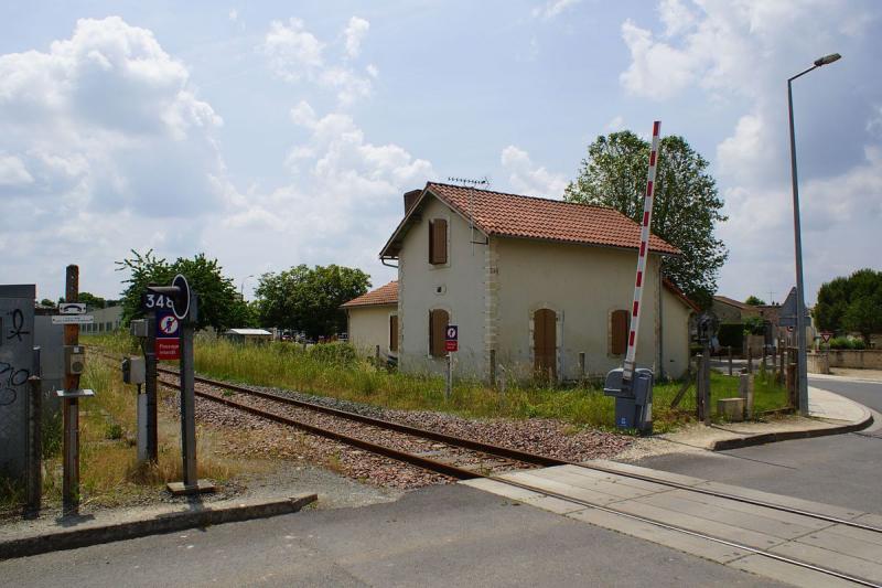 Le passage à niveau à Fors, dans le département des Deux-Sèvres. 
