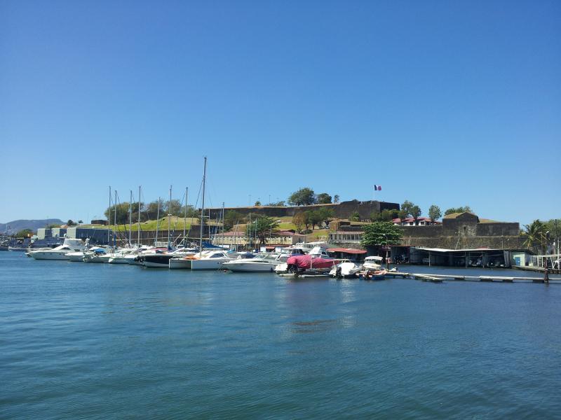 Le Fort Saint-Louis vu du bassin du Carénage à Fort-de-France