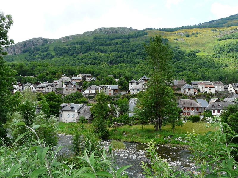 Le village de Fos au bord de la Garonne, dans le département de la Haute-Garonne.
