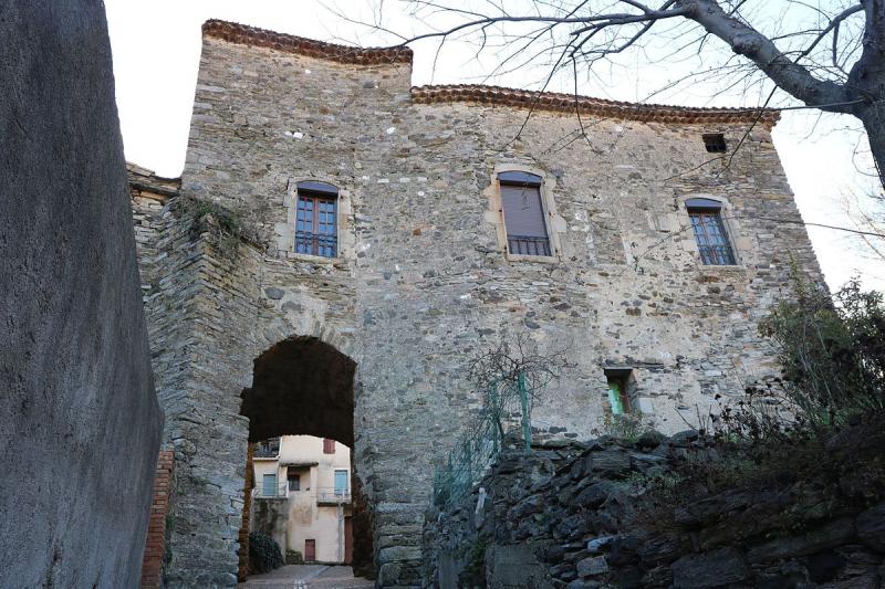 Façade externe du château de la commune de Fos, dans le département de l'Hérault.