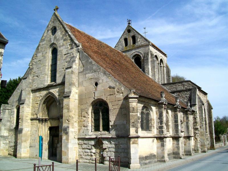 L'église Saint-Étienne de Fosses, vue depuis le sud-ouest. Le bas-côté sud a été construit dans le style de la première Renaissance.