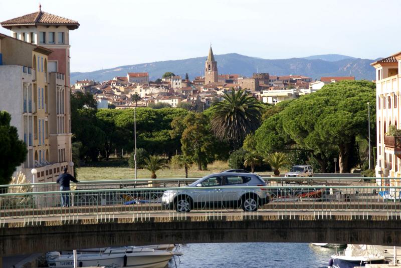 Vue Nord-Ouest  de la vieille ville depuis le Port de Fréjus