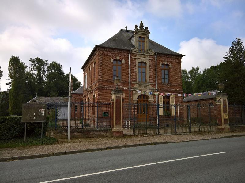 La mairie de Frémontiers, et, derrière, l'école, dans le département de la Somme.