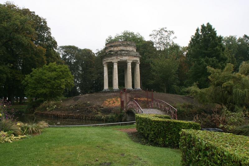  Le temple de l'amour dans le parc Joliot-Curie.