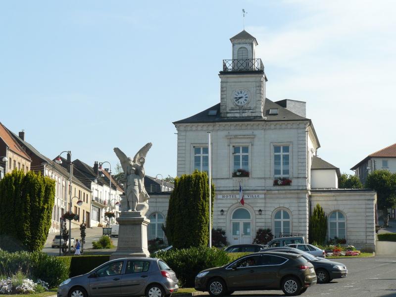  La mairie et le monument aux morts.