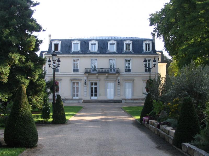 L'hôtel de ville de Garches, et le parc environnant.