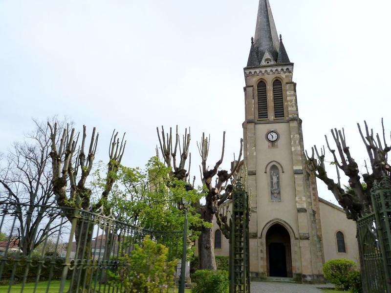 L’église Saint-Jean-Baptiste à  Garlin, dans le département des Pyrénées-Atlantiques.