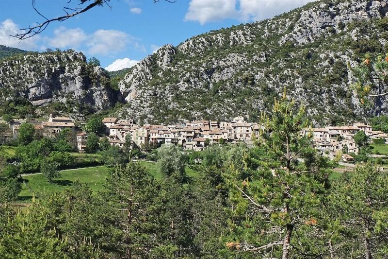 Vue du village de Gars depuis la piste du col de Baratus, dans le département des Alpes-Maritimes.