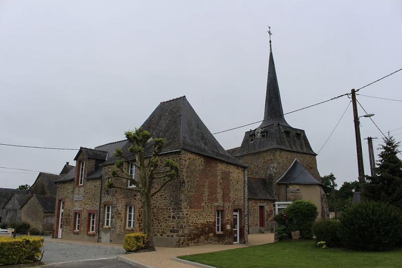 La mairie et l'église de l'Assomption, dans le département de la Mayenne.