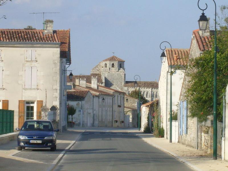 Centre-bourg de Geay, dans le département de la Charente-Maritime.