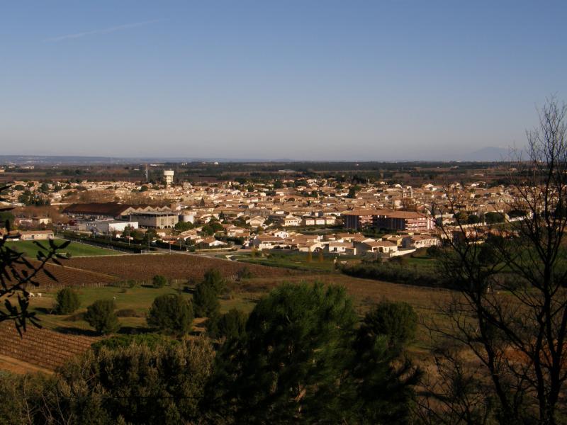  Vue générale de la commune française de Générac (Gard, France)