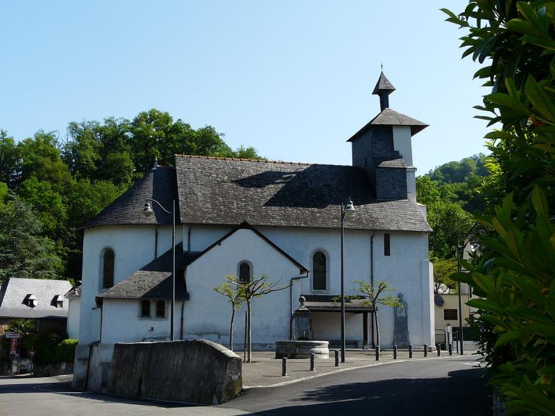 Le côté sud de l'église Saint-Gilles, dans la commune de Ger, dans le département des Hautes-Pyrénées.