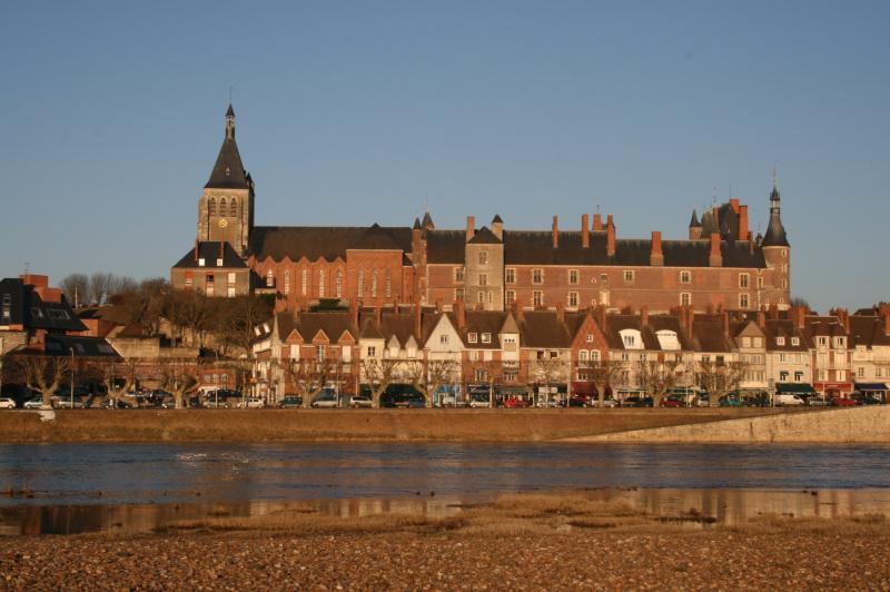 Château de Gien - Vue à partir du lit de la Loire (hiver - soleil couchant), dans le département du Loiret.