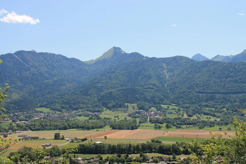 Village de Giez (Haute-Savoie) depuis le Mont-Bogon (hameau de la ville de Faverges). En arrière plan, l'alpage d'Eau Froide (1 621 m) et la pointe de Vélan (1 784 m, prononcé Vlan)