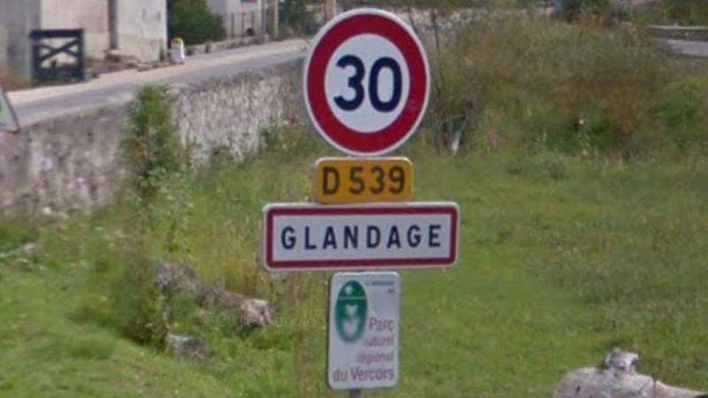 Panneau du village de Glandage, dans le département de la Drôme en région Auvergne-Rhône-Alpes, France.
