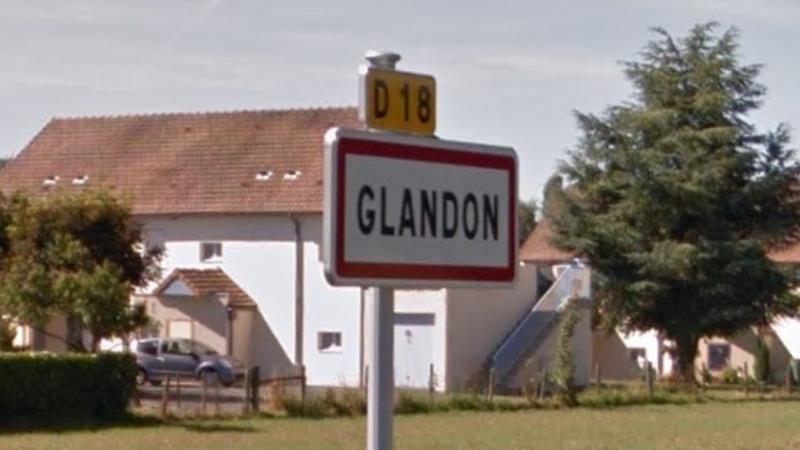 Panneau d'entrée du village de Glandon, dans le département de la Haute-Vienne en région Nouvelle-Aquitaine, France.