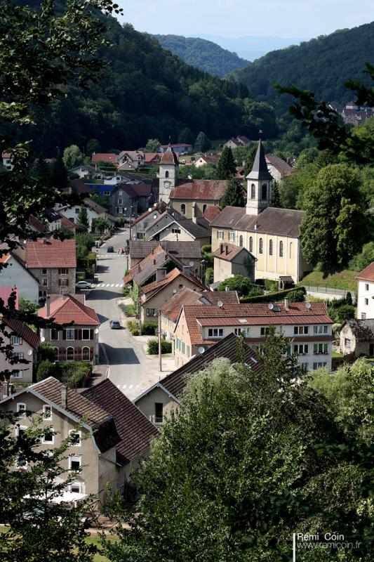 Vue générale de la commune de Glay, dans le département du Doubs.