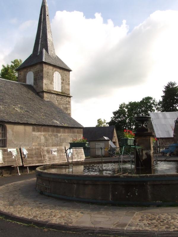  Fontaine et église de La Godivelle.