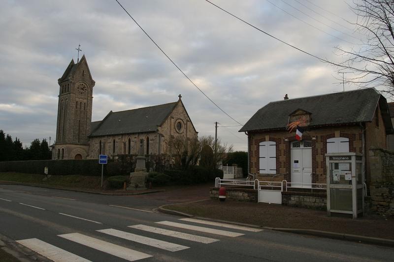 L'église et la mairie, le long de la RD 675, à Goustranville,  dans le département du Calvados.