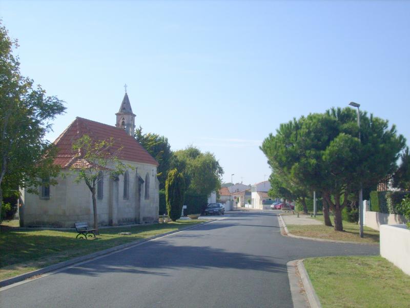 Le centre-bourg de Grand-Village-Plage et la chapelle Saint-Joseph, dans le département de la Charente-Maritime.