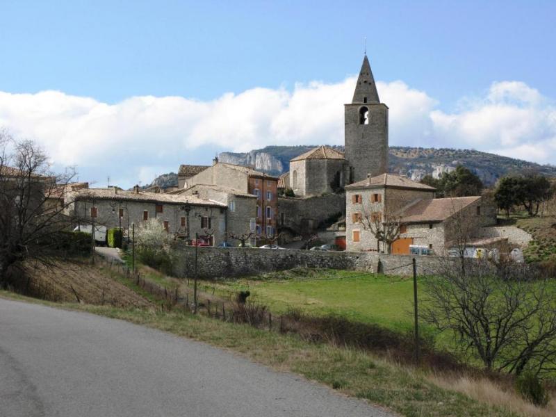 Village de Gras, et son église, dans le département de l'Ardèche.