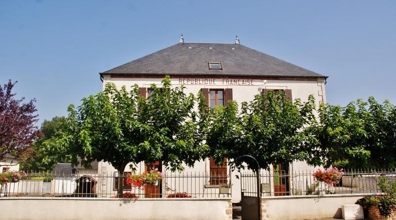 Mairie de Groises, ans le département du Cher.