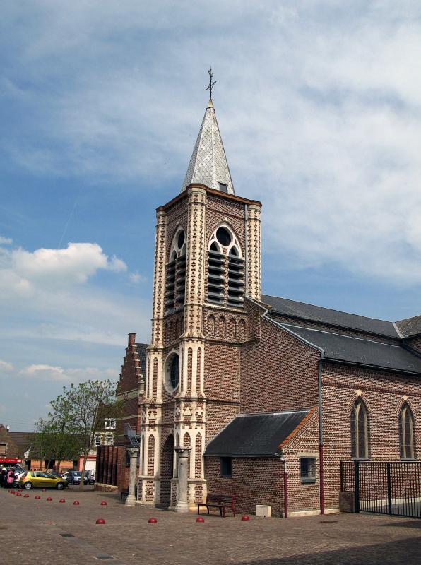 'église. En brique et pierre, l'édifice a son portail encadré par 2 fûts de colonnes surmontés d'un chapiteau, vestiges anciens dressés sans être intégrés à la construction actuelle.