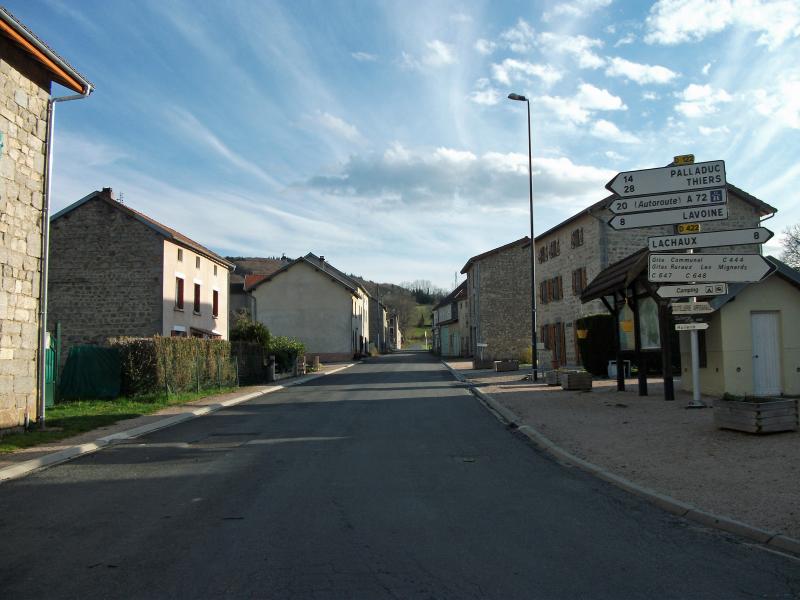 Rue principale (route départementale 122) en direction de Thiers, à La Guillermie, dans le département de l'Allier .