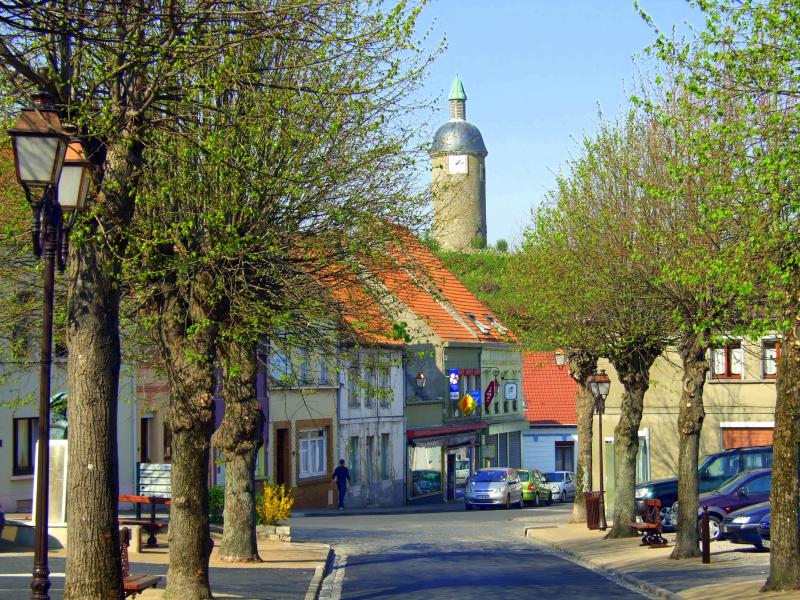 Place des Tilleuls. Au fond : la Tour de l'Horloge au sommet de la motte féodale.
