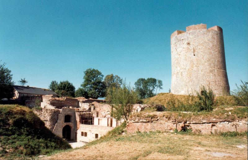 Vue du donjon de Guise depuis la basse cour du Château.