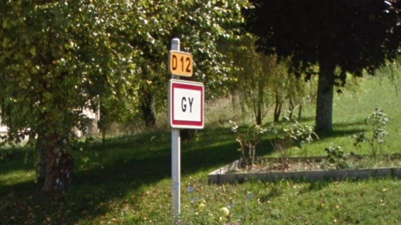 Le panneau d'entrée de la ville de Gy.
