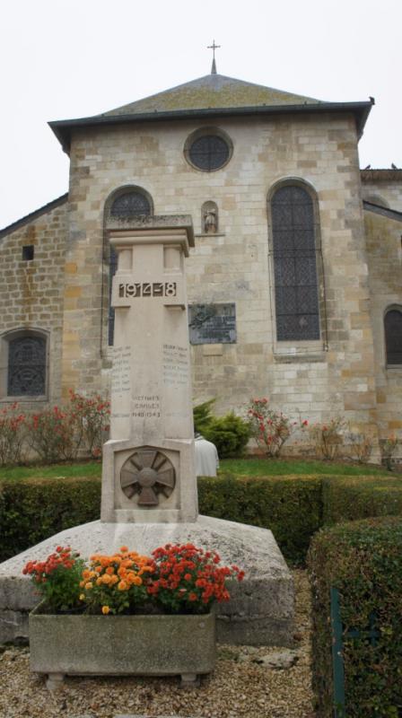 Monument aux morts de Hans, vue de l'est de l'église en arrière plan. Le monument a été construit par Jules Pierrard, dans le département de la Marne.