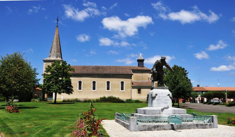 Eglise avec le monument aux morts de la guerre de la commune de Hem, dans le département des Landes. 
