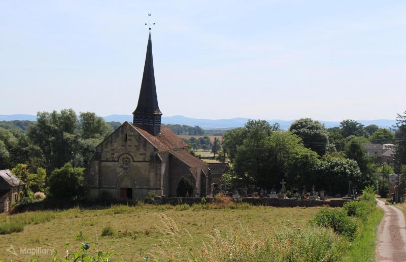 Église Saint-Andoche, édifice à chevet plat du xiiie siècle, éclairé d'une fenêtre à remplage et d'une rosace gothique. Nef et bas-côtés du xve siècle. Le clocher central est un chef-d'œuvre de charpenterie. 
