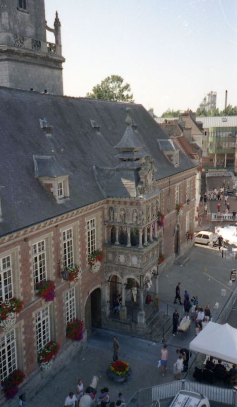 La facade de l'Hôtel de ville d'Hesdin.