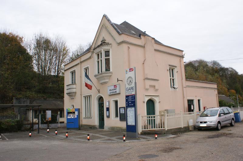 La gare de Malaunay - Le Houlme, le bâtiment voyageurs et l'entrée de la gare.