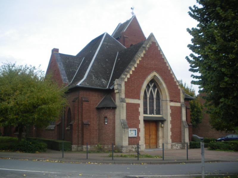 Vue de l'église Saint-Laurent d'Hulluch.