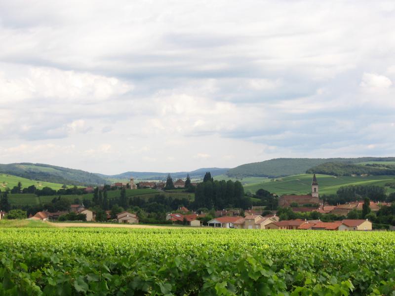 Vue générale de la commune de Igé, dans le département de la Saône-et-Loire.