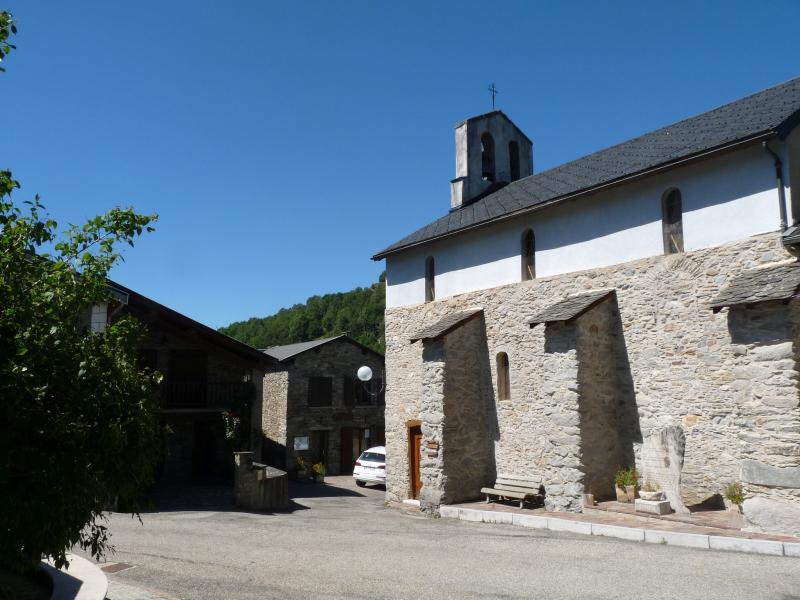 Eglise et mairie d' Ignaux,  dans le département de l'Ariège.