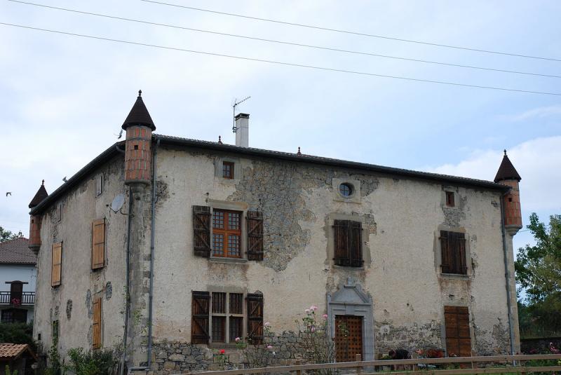 Manoir Elizabelar, avec ses échauguettes aux quatre coins du bâtiment, à Iholdy dans le département des Pyrénées-Atlantiques.