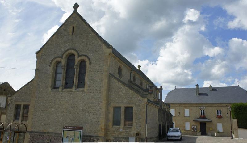 L'Église et la mairie du village d'lly, dans le département des Ardennes.