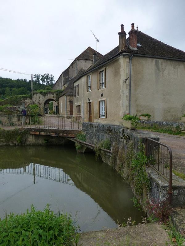 Porte du vieux-château, aujourd'hui entrée d'une exploitation agricole, à l'Isle-sur-Serein, dans le département de l'Yonne.