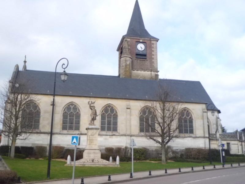L'église Saint-Germain et le monument aux morts.