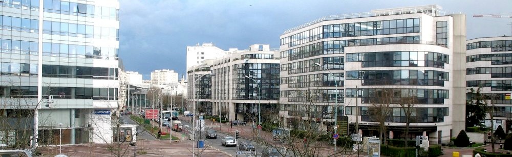 Vue sur le Val-de-Seine quartier d'affaires à Issy-les-Moulineaux dans la proche banlieue de Paris, France.